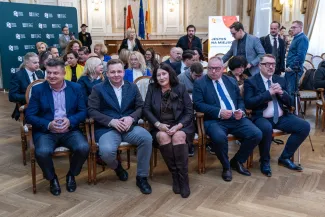 na zdjęciu osoby podczas konferencji