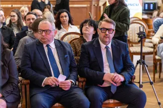 na zdjęciu osoby podczas konferencji