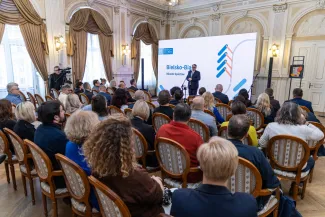 na zdjęciu osoby podczas konferencji