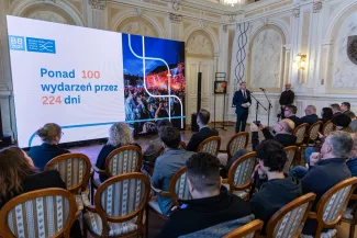 na zdjęciu osoby podczas konferencji