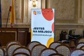 na zdjęciu osoby podczas konferencji