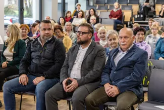 na zdjęciu osoby podczas spotkania