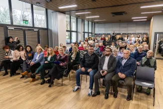 na zdjęciu osoby podczas spotkania