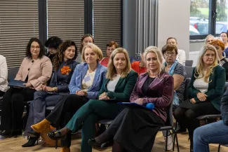 na zdjęciu osoby podczas spotkania