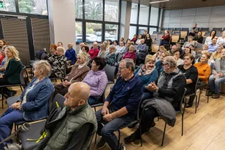 na zdjęciu osoby podczas spotkania