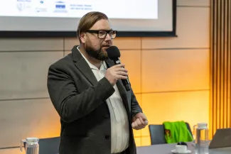 na zdjęciu osoby podczas spotkania