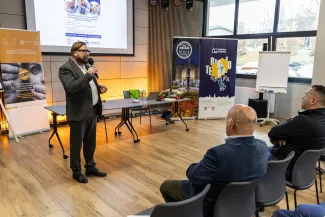 na zdjęciu osoby podczas spotkania