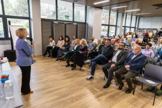 na zdjęciu osoby podczas spotkania