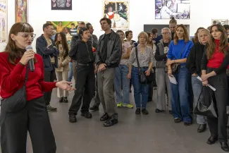 Na zdjęciu oprowadzanie artystyczno-kuratorskie