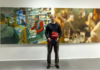 Wernisaż wystawy - osoba przed obrazami