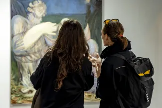 Wernisaż wystawy - osoby oglądające obrazy