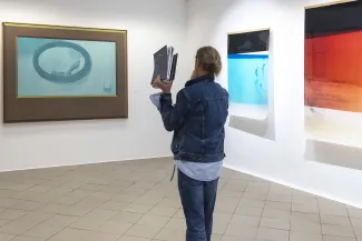 Wernisaż wystawy - osoby oglądające obrazy