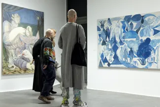 Wernisaż wystawy - osoby oglądające obrazy