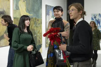 Wernisaż wystawy - osoby oglądające obrazy