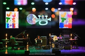 na zdjęciu muzycy na scenie