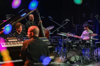 na zdjęciu muzycy na scenie