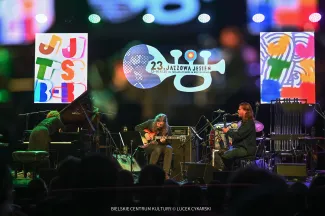 na zdjęciu muzycy na scenie