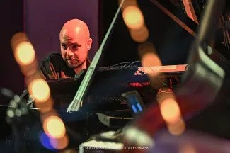 na zdjęciu muzycy na scenie