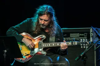 na zdjęciu muzycy na scenie