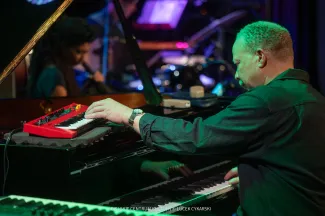 na zdjęciu muzycy na scenie