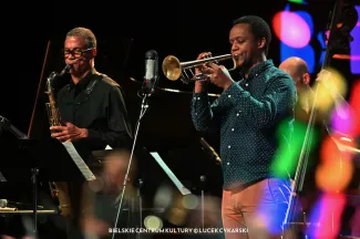 na zdjęciu muzycy na scenie