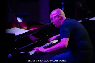 na zdjęciu muzycy na scenie