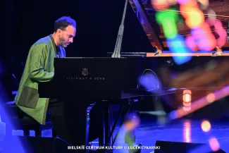 na zdjęciu muzycy na scenie