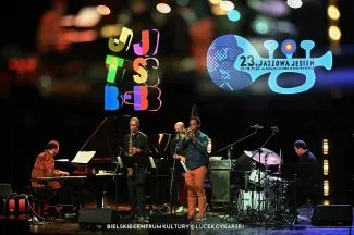 na zdjęciu muzycy na scenie