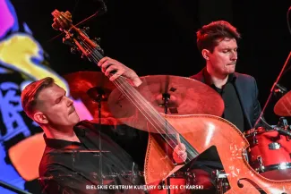 na zdjęciu muzycy na scenie