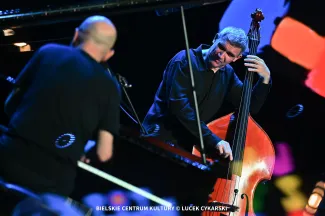 na zdjęciu muzycy na scenie