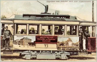 Na zdjęciu tramwaj i ludzie 