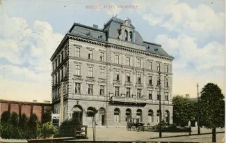 Na zdjęciu tramwaj i ludzie 