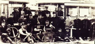 Na zdjęciu tramwaj i ludzie 