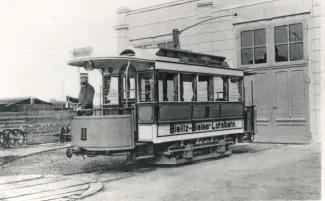 Na zdjęciu tramwaj i ludzie 