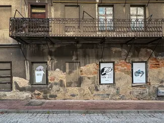 na zdjęciu plakaty na budynku