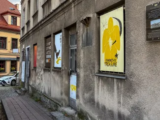 na zdjęciu plakaty na budynku