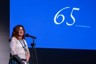 na zdjęciu osoby na scenie