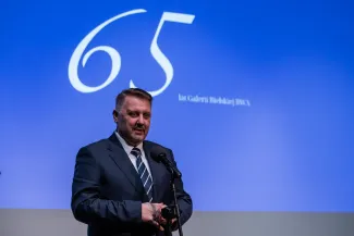 na zdjęciu osoby na scenie