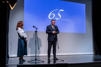 na zdjęciu osoby na scenie