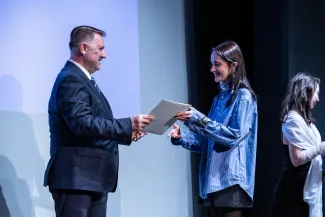 na zdjęciu osoby na scenie