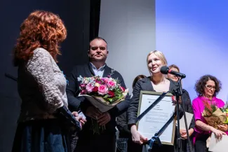 na zdjęciu osoby na scenie