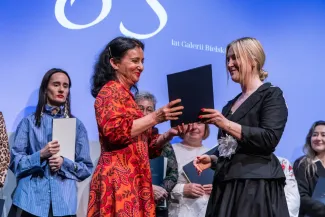 na zdjęciu osoby na scenie