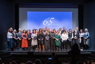 na zdjęciu osoby na scenie