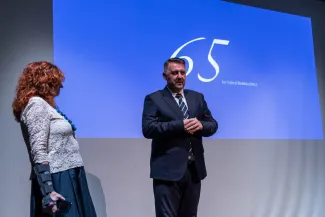 na zdjęciu osoby na scenie