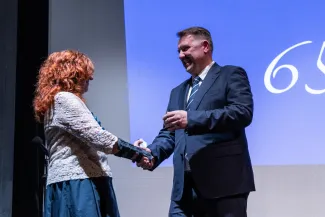 na zdjęciu osoby na scenie