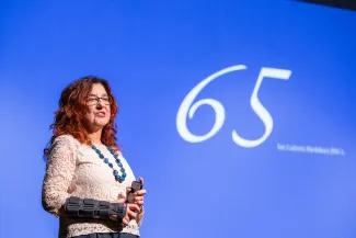 na zdjęciu osoby na scenie