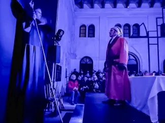 na zdjęciu osoby na scenie