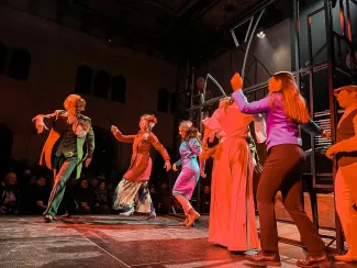 na zdjęciu osoby na scenie