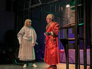 na zdjęciu osoby na scenie