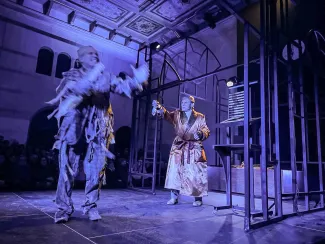 na zdjęciu osoby na scenie